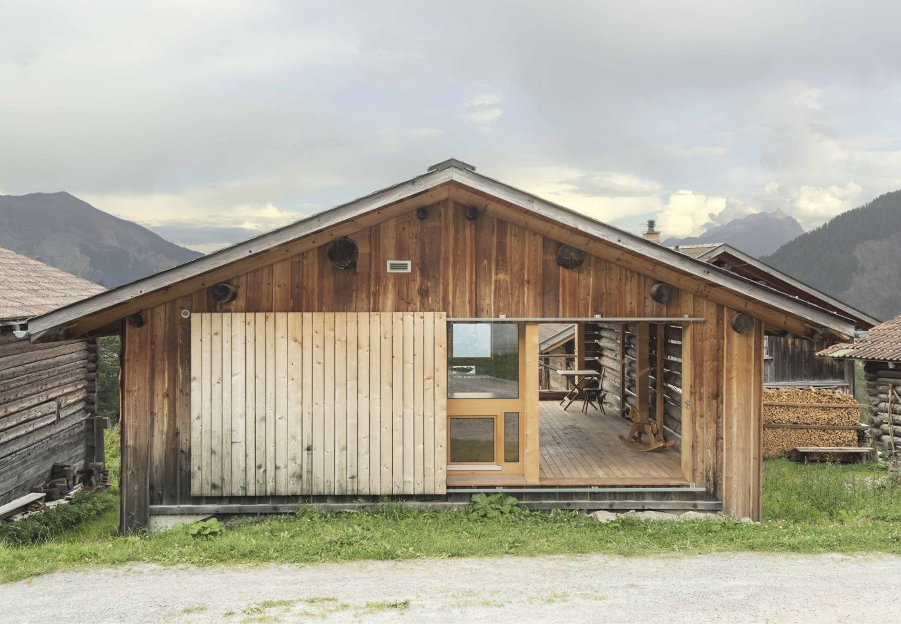 Ferienhaus in Obermutten - Stilvolle Architekten-Hütte am Skilift
