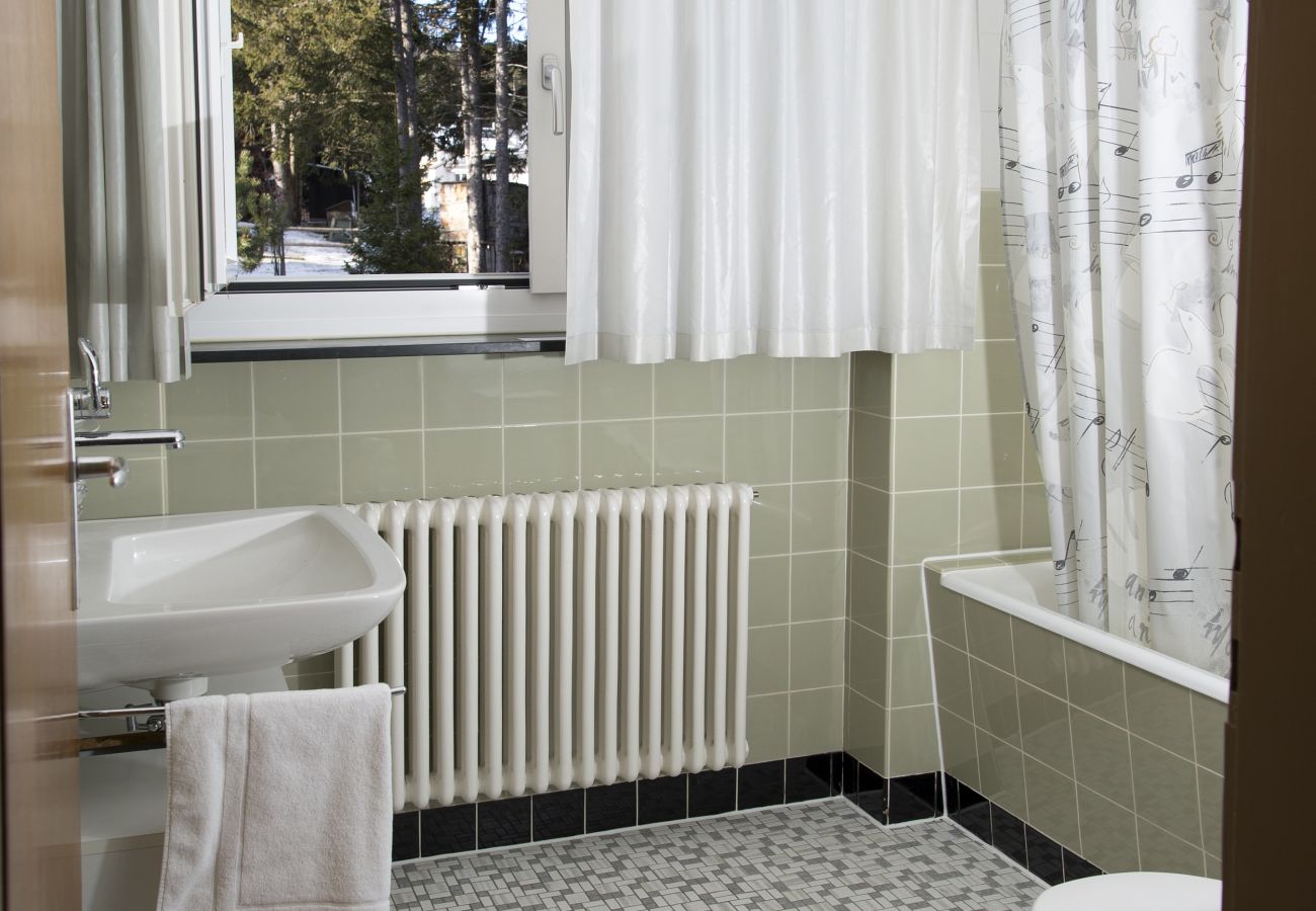 Ferienwohnung in Valbella - Haus mit Bergblick & Sonnenterrasse