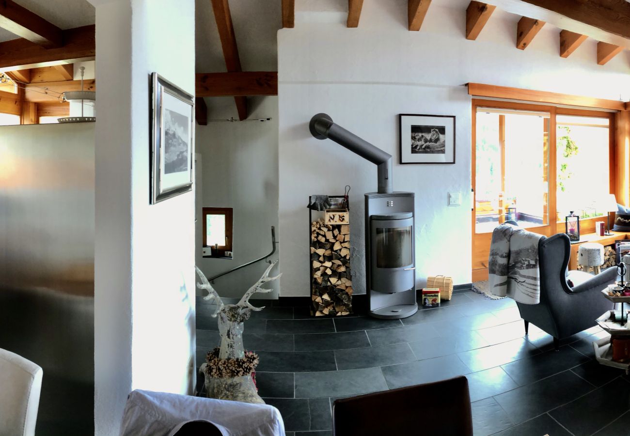 Wohnzimmer mit Kamin und Essbereich 